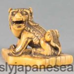 LOVELY EDO PERIOD JAPANESE IVORY NETSUKE SHI SHI DOG