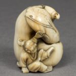 JAPANESE MEIJI PERIOD IVORY NETSUKE OF KADORI MYOJIN & NAMAZU