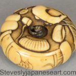 RARE JAPANESE IVORY EDO PERIOD MANJU NETSUKE DEPICTING THE TEA CEREMONY ( CHANOYU )