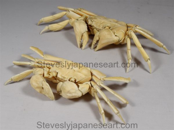 A WONDERFUL PAIR OF JAPANESE IVORY ARTICULATED CRABS