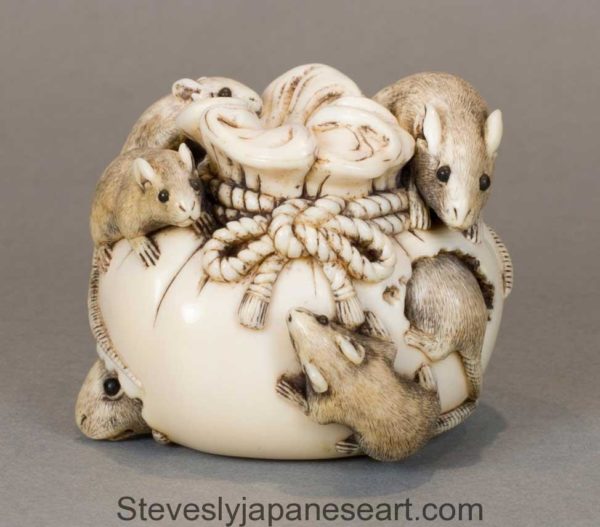 A DELIGHTFUL JAPANESE STAINED IVORY OKIMONO OF A RAT GROUP